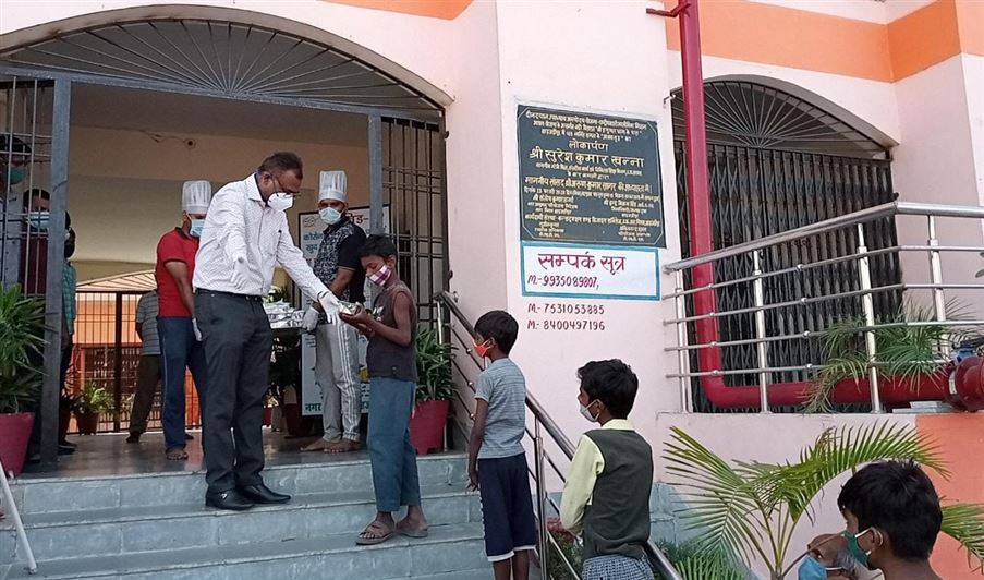 Food Distribution by Nagar Ayukt at Community Kitchen/नगर आयुक्त द्वारा सामुदायिक रसोई में भोजन वितरण 