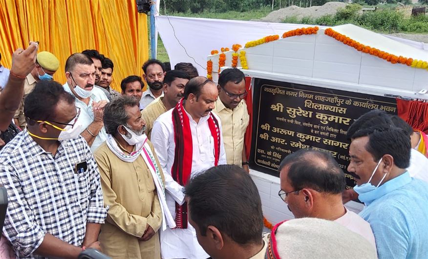 “Deendayal Antyodaya Yojana” by DUDA, Shahjahanpur – Dress Distribution Program has been organized at Training Centre, Badujai First for the trainees of employment through Skill Training and Placement component under National Urban Livelihood Mission./डूडा, शाह0 के द्वारा &quot;दीनदयाल अन्त्योदय योजना&quot;- राष्ट्रीय शहरी आजीविका मिशन के घटक कौशल प्रशिक्षण एवं सेवायोजन के माध्यम से रोजगार के प्रशिक्षणार्थियों को बाडुजई प्रथम के प्रशिक्षण केन्द्र पर ड्रेस वितरण समारोह का आयोजन किया गया।