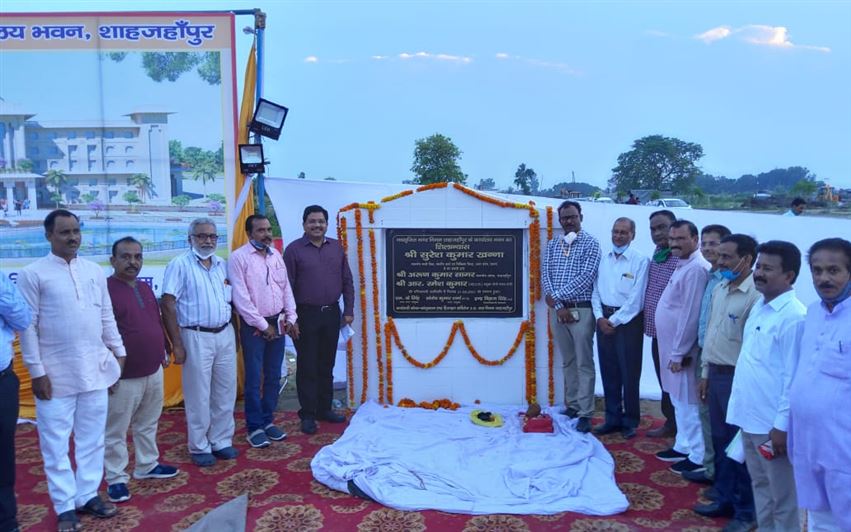 “Deendayal Antyodaya Yojana” by DUDA, Shahjahanpur – Dress Distribution Program has been organized at Training Centre, Badujai First for the trainees of employment through Skill Training and Placement component under National Urban Livelihood Mission./डूडा, शाह0 के द्वारा &quot;दीनदयाल अन्त्योदय योजना&quot;- राष्ट्रीय शहरी आजीविका मिशन के घटक कौशल प्रशिक्षण एवं सेवायोजन के माध्यम से रोजगार के प्रशिक्षणार्थियों को बाडुजई प्रथम के प्रशिक्षण केन्द्र पर ड्रेस वितरण समारोह का आयोजन किया गया।