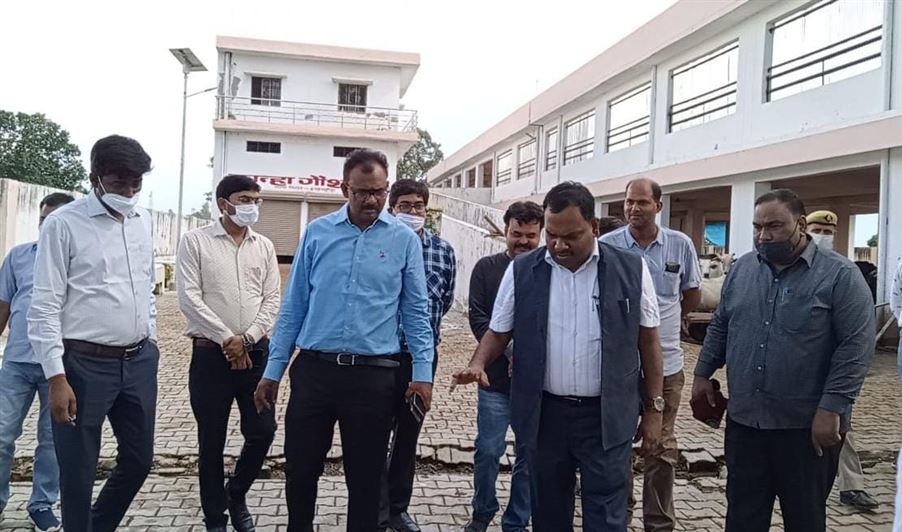 Inspection of Kanha Gaushala, Maghai Tola done by the Divisional Commissioner, Shri R. Ramesh Kumar./मण्डलायुक्त महोदय श्री आर0 रमेश कुमार जी द्वारा नगर क्षेत्र के मघई टोला स्थित कान्हा गौशाला का किया गया निरीक्षण