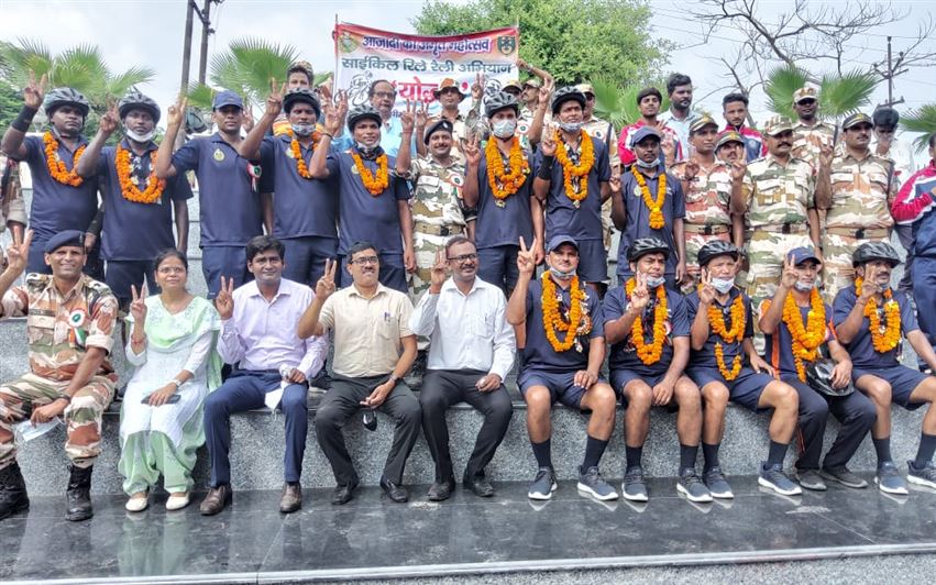 Under the Azadi ka Amrit Mahotsav and Chauri Chaura Centenary Year, a grand welcome was given to the cycle rally of ITBP Jawans on reaching Shahjahanpur, the city of martyrs./आजादी के अमृत महोत्सव एवं चौरी चौरा शताब्दी वर्ष के अन्तर्गत आईटीबीपी के जवानों की साइकिल रैली का शहीदो की नगरी,शाहजहॉपुर पहुंचने पर किया गया भव्य स्वागत