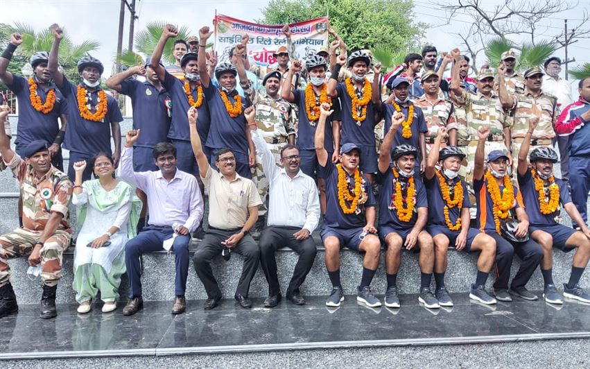 Under the Azadi ka Amrit Mahotsav and Chauri Chaura Centenary Year, a grand welcome was given to the cycle rally of ITBP Jawans on reaching Shahjahanpur, the city of martyrs./आजादी के अमृत महोत्सव एवं चौरी चौरा शताब्दी वर्ष के अन्तर्गत आईटीबीपी के जवानों की साइकिल रैली का शहीदो की नगरी,शाहजहॉपुर पहुंचने पर किया गया भव्य स्वागत