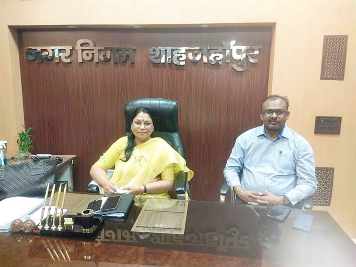 Greeting and welcome by the officers and employees of the Nigam on the first arrival of the newly-elected Mayor, Smt. Archana Verma at Nagar Nigam Office./नव-निर्वाचित मा0 महापौर श्रीमती अर्चना वर्मा जी के नगर निगम कार्यालय में प्रथम आगमन पर निगम के अधिकारियों व कर्मचारियों द्वारा स्वागत अभिनंदन।