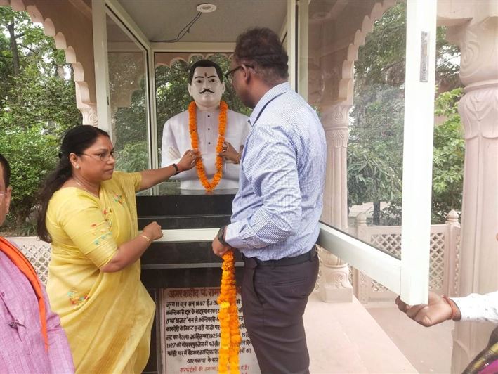 Greeting and welcome by the officers and employees of the Nigam on the first arrival of the newly-elected Mayor, Smt. Archana Verma at Nagar Nigam Office./नव-निर्वाचित मा0 महापौर श्रीमती अर्चना वर्मा जी के नगर निगम कार्यालय में प्रथम आगमन पर निगम के अधिकारियों व कर्मचारियों द्वारा स्वागत अभिनंदन।