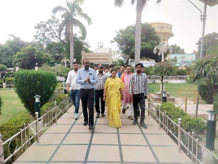 Greeting and welcome by the officers and employees of the Nigam on the first arrival of the newly-elected Mayor, Smt. Archana Verma at Nagar Nigam Office./नव-निर्वाचित मा0 महापौर श्रीमती अर्चना वर्मा जी के नगर निगम कार्यालय में प्रथम आगमन पर निगम के अधिकारियों व कर्मचारियों द्वारा स्वागत अभिनंदन।