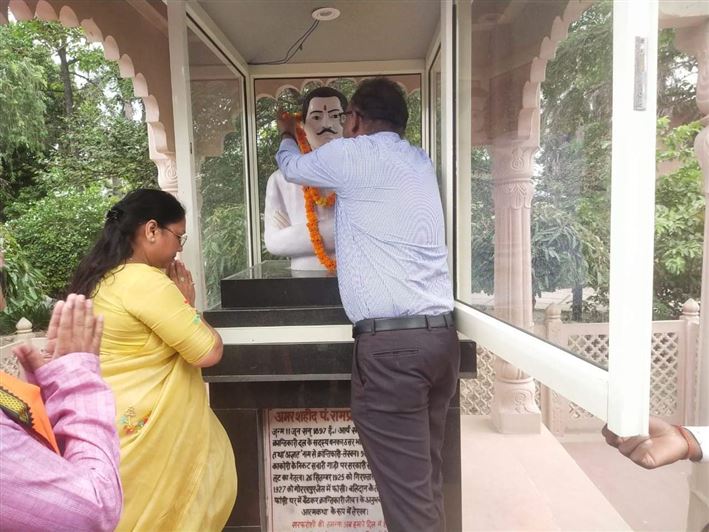 Greeting and welcome by the officers and employees of the Nigam on the first arrival of the newly-elected Mayor, Smt. Archana Verma at Nagar Nigam Office./नव-निर्वाचित मा0 महापौर श्रीमती अर्चना वर्मा जी के नगर निगम कार्यालय में प्रथम आगमन पर निगम के अधिकारियों व कर्मचारियों द्वारा स्वागत अभिनंदन।