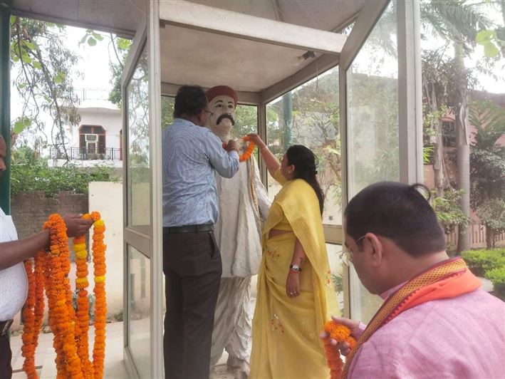 Greeting and welcome by the officers and employees of the Nigam on the first arrival of the newly-elected Mayor, Smt. Archana Verma at Nagar Nigam Office./नव-निर्वाचित मा0 महापौर श्रीमती अर्चना वर्मा जी के नगर निगम कार्यालय में प्रथम आगमन पर निगम के अधिकारियों व कर्मचारियों द्वारा स्वागत अभिनंदन।