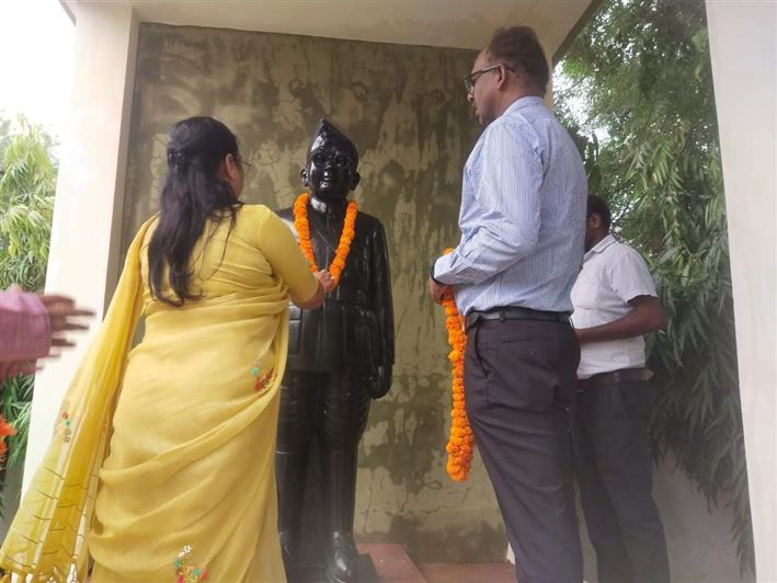 Greeting and welcome by the officers and employees of the Nigam on the first arrival of the newly-elected Mayor, Smt. Archana Verma at Nagar Nigam Office./नव-निर्वाचित मा0 महापौर श्रीमती अर्चना वर्मा जी के नगर निगम कार्यालय में प्रथम आगमन पर निगम के अधिकारियों व कर्मचारियों द्वारा स्वागत अभिनंदन।