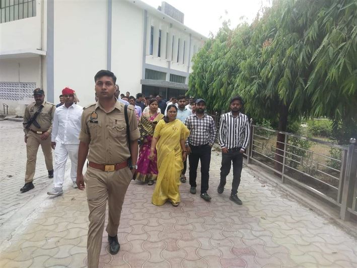 Greeting and welcome by the officers and employees of the Nigam on the first arrival of the newly-elected Mayor, Smt. Archana Verma at Nagar Nigam Office./नव-निर्वाचित मा0 महापौर श्रीमती अर्चना वर्मा जी के नगर निगम कार्यालय में प्रथम आगमन पर निगम के अधिकारियों व कर्मचारियों द्वारा स्वागत अभिनंदन।