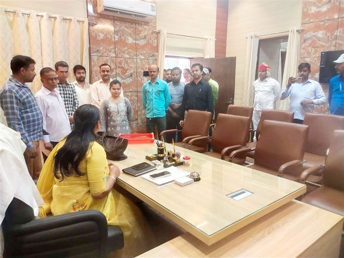 Greeting and welcome by the officers and employees of the Nigam on the first arrival of the newly-elected Mayor, Smt. Archana Verma at Nagar Nigam Office./नव-निर्वाचित मा0 महापौर श्रीमती अर्चना वर्मा जी के नगर निगम कार्यालय में प्रथम आगमन पर निगम के अधिकारियों व कर्मचारियों द्वारा स्वागत अभिनंदन।