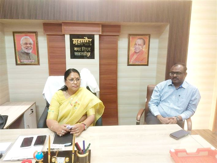 Greeting and welcome by the officers and employees of the Nigam on the first arrival of the newly-elected Mayor, Smt. Archana Verma at Nagar Nigam Office./नव-निर्वाचित मा0 महापौर श्रीमती अर्चना वर्मा जी के नगर निगम कार्यालय में प्रथम आगमन पर निगम के अधिकारियों व कर्मचारियों द्वारा स्वागत अभिनंदन।