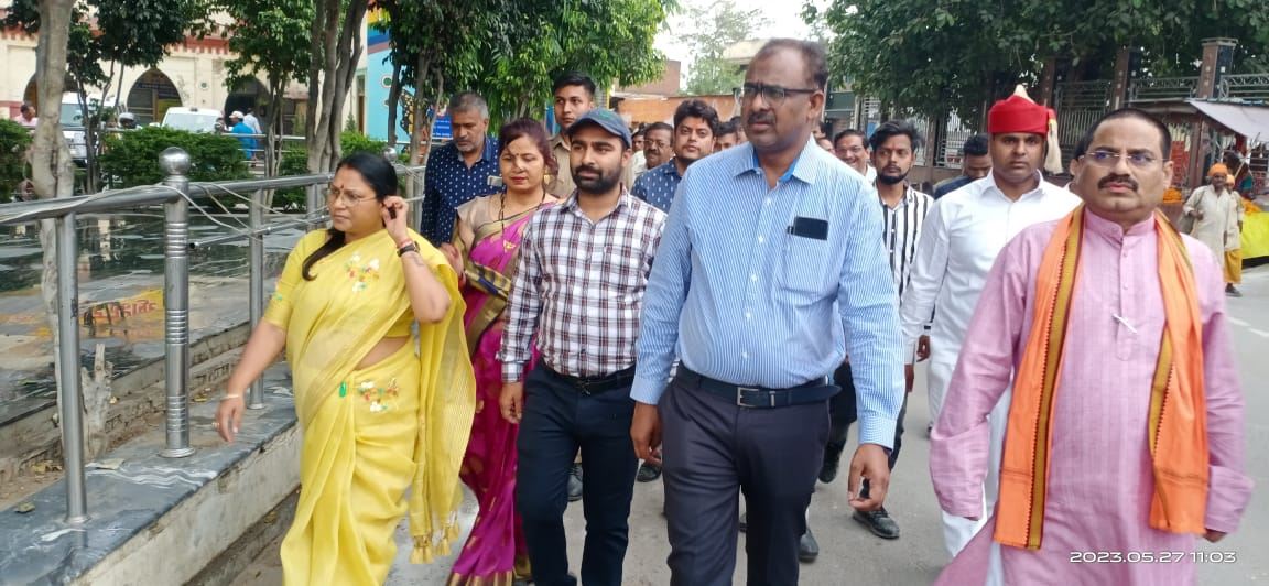 Greeting and welcome by the officers and employees of the Nigam on the first arrival of the newly-elected Mayor, Smt. Archana Verma at Nagar Nigam Office./नव-निर्वाचित मा0 महापौर श्रीमती अर्चना वर्मा जी के नगर निगम कार्यालय में प्रथम आगमन पर निगम के अधिकारियों व कर्मचारियों द्वारा स्वागत अभिनंदन।