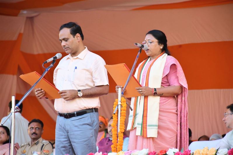 Swearing-in ceremony of the newly-elected Mayor of Municipal Corporation Shahjahanpur, Smt. Archana Verma and all the newly-elected Parshads of the Municipal Corporation./नगर निगम शाहजहाँपुर की नव-निर्वाचित मा0 महापौर श्रीमती अर्चना वर्मा जी एवं नगर निगम के नव-निर्वाचित समस्त मा0 पार्षदों का शपथ ग्रहण समारोह।