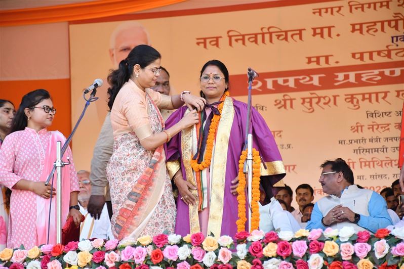 Swearing-in ceremony of the newly-elected Mayor of Municipal Corporation Shahjahanpur, Smt. Archana Verma and all the newly-elected Parshads of the Municipal Corporation./नगर निगम शाहजहाँपुर की नव-निर्वाचित मा0 महापौर श्रीमती अर्चना वर्मा जी एवं नगर निगम के नव-निर्वाचित समस्त मा0 पार्षदों का शपथ ग्रहण समारोह।