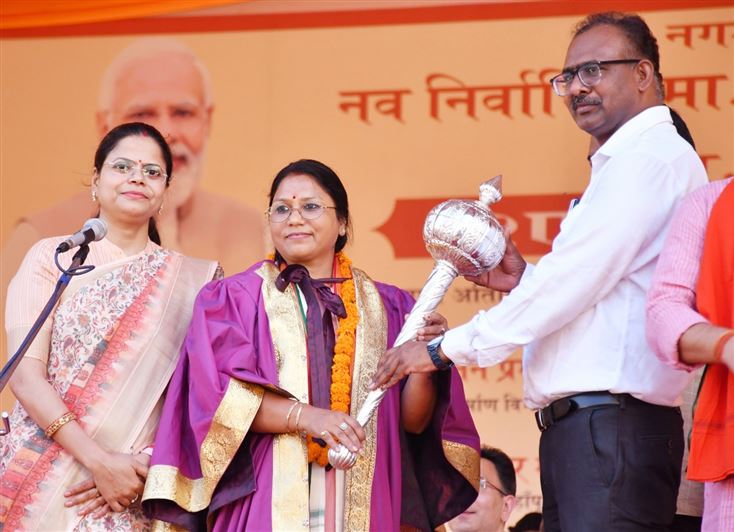 Swearing-in ceremony of the newly-elected Mayor of Municipal Corporation Shahjahanpur, Smt. Archana Verma and all the newly-elected Parshads of the Municipal Corporation./नगर निगम शाहजहाँपुर की नव-निर्वाचित मा0 महापौर श्रीमती अर्चना वर्मा जी एवं नगर निगम के नव-निर्वाचित समस्त मा0 पार्षदों का शपथ ग्रहण समारोह।