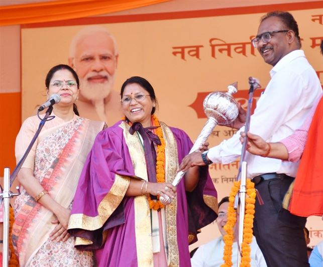 Swearing-in ceremony of the newly-elected Mayor of Municipal Corporation Shahjahanpur, Smt. Archana Verma and all the newly-elected Parshads of the Municipal Corporation./नगर निगम शाहजहाँपुर की नव-निर्वाचित मा0 महापौर श्रीमती अर्चना वर्मा जी एवं नगर निगम के नव-निर्वाचित समस्त मा0 पार्षदों का शपथ ग्रहण समारोह।